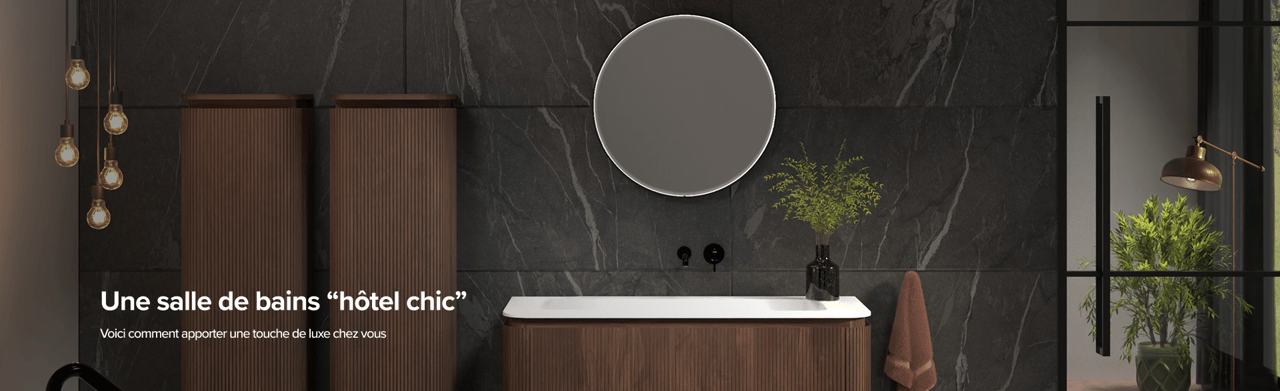 Design de salle de bains x²o luxueux de style hôtel chic. Mur en pierre naturelle foncée, miroir rond éclairé et meubles en bois à rainures verticales. Des suspensions lumineuses et un robinet noir créent une ambiance chaleureuse et exclusive.